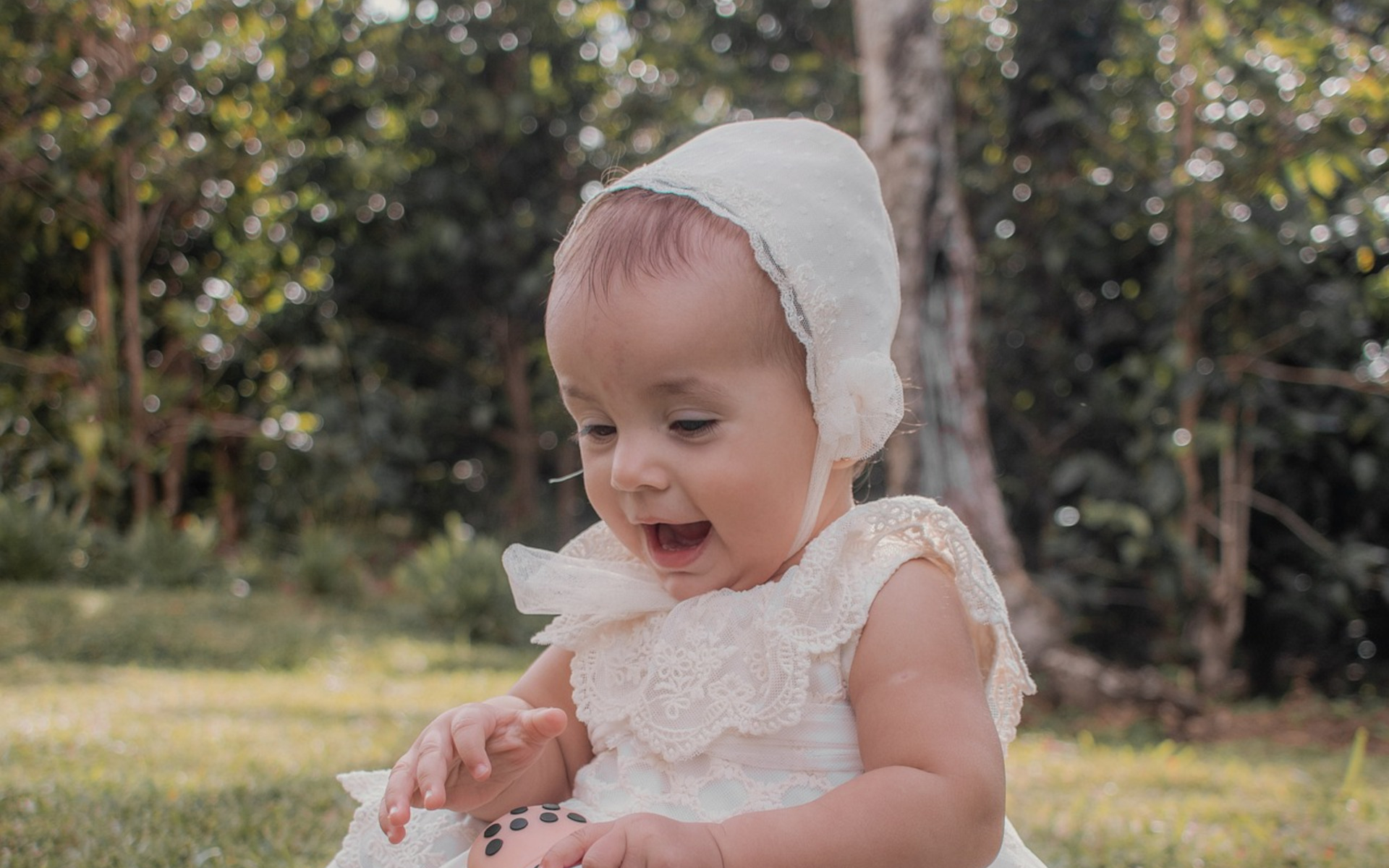 Elegancja i komfort: dodatki na chrzest dla niemowląt